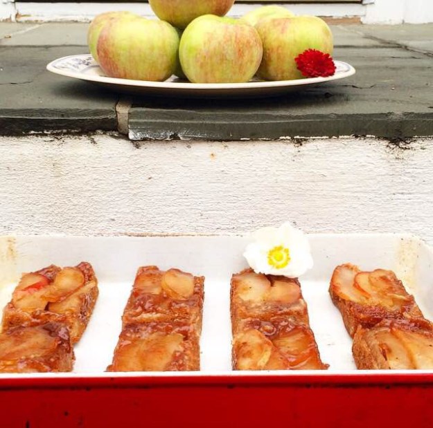 Mini Apple Upside-Down Cakes {Vegan}
