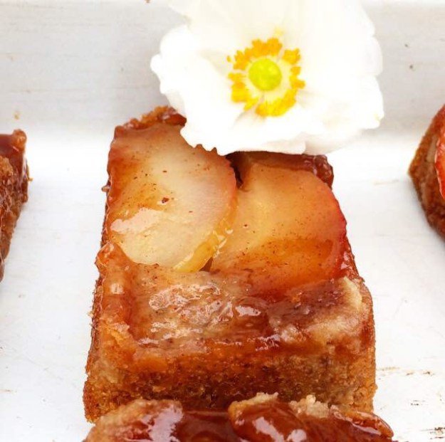 Mini Apple Upside-Down Cakes {Vegan}