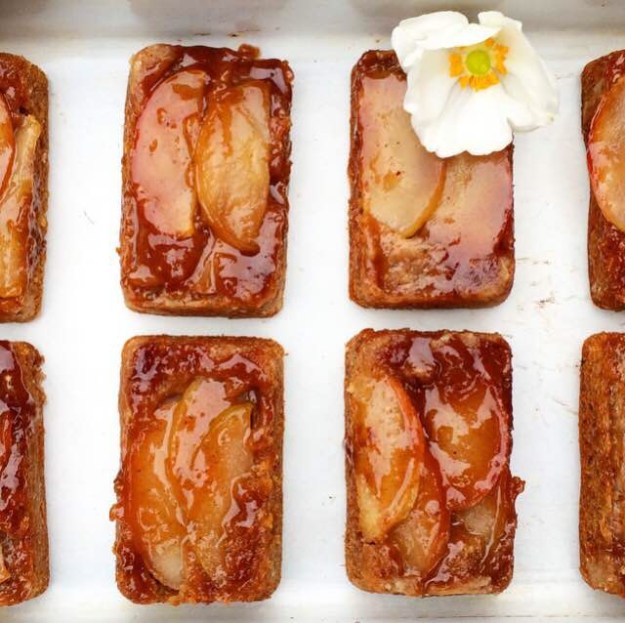 Mini Apple Upside-Down Cakes {Vegan}