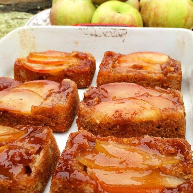 Mini Apple Upside-Down Cakes {Vegan}
