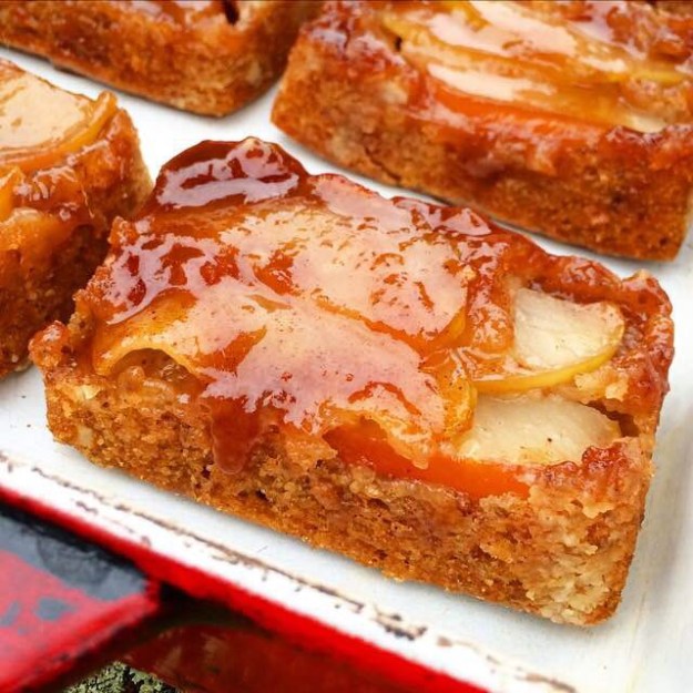 Mini Apple Upside-Down Cakes {Vegan}