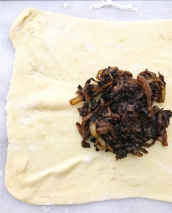 Baked Brie with Caramelized Onions