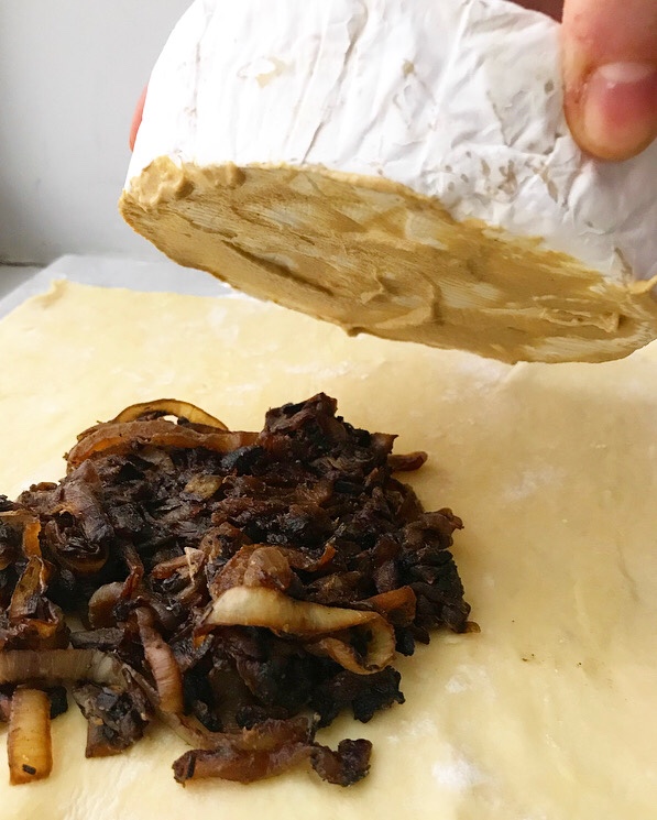 Baked Brie with Caramelized Onions