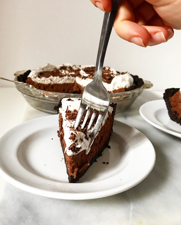 Chocolate Mousse Pie {No-Bake}