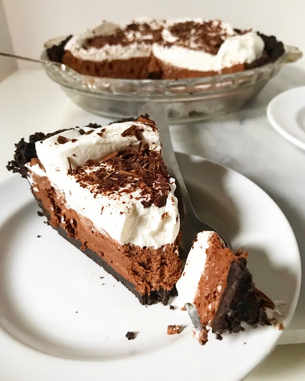 Chocolate Mousse Pie {No-Bake}