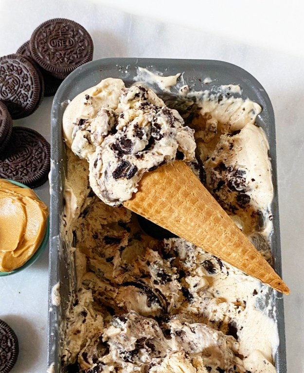 No-Churn Peanut Butter Cookies & Cream Ice Cream