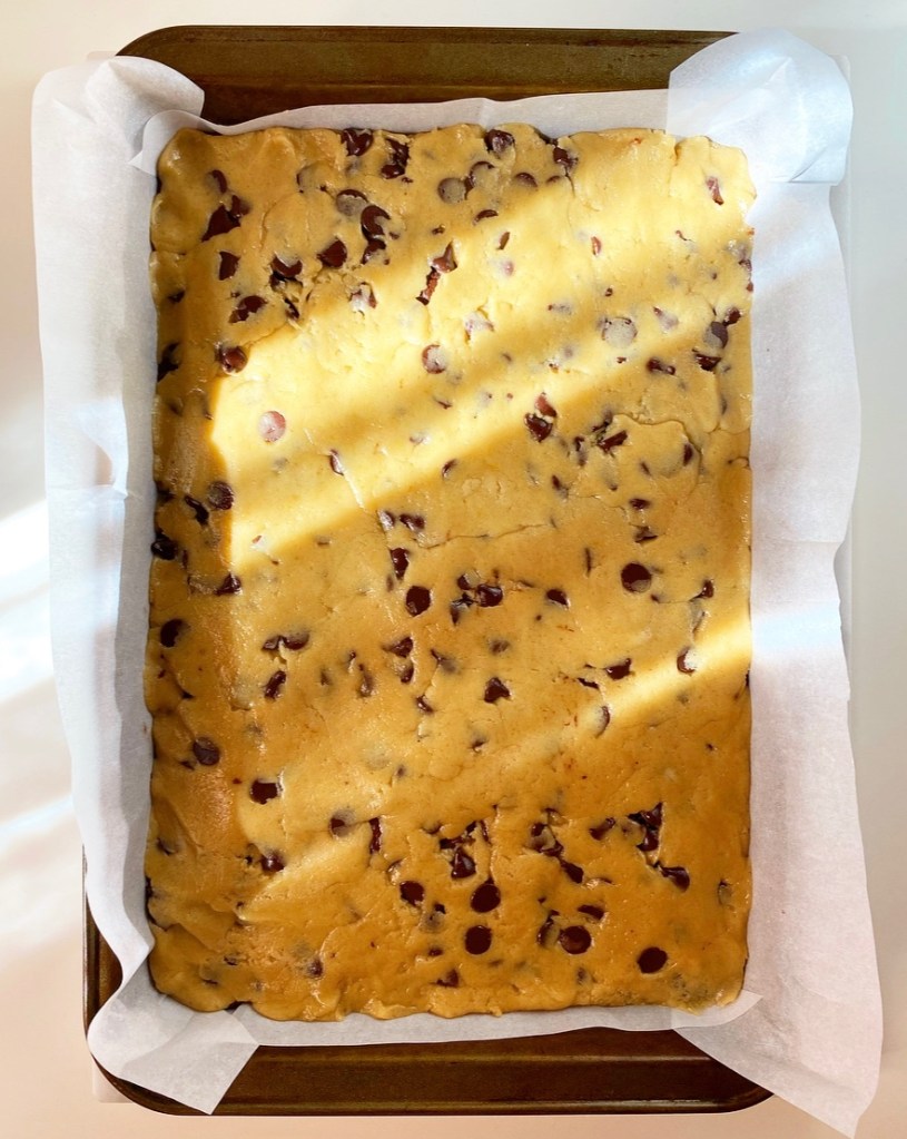 Fudge-Stuffed Chocolate Chip Cookie Bars​