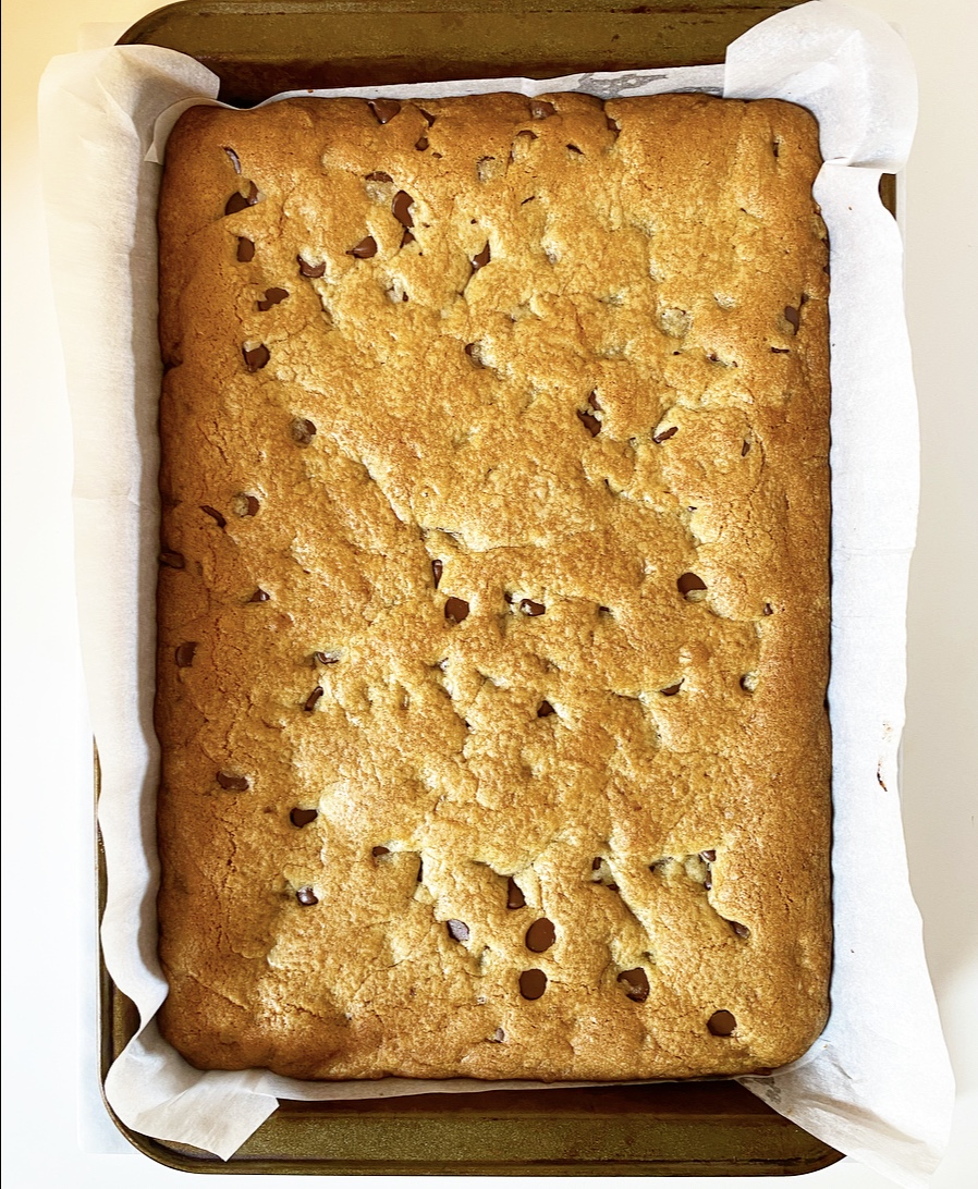 Fudge-Stuffed Chocolate Chip Cookie Bars​