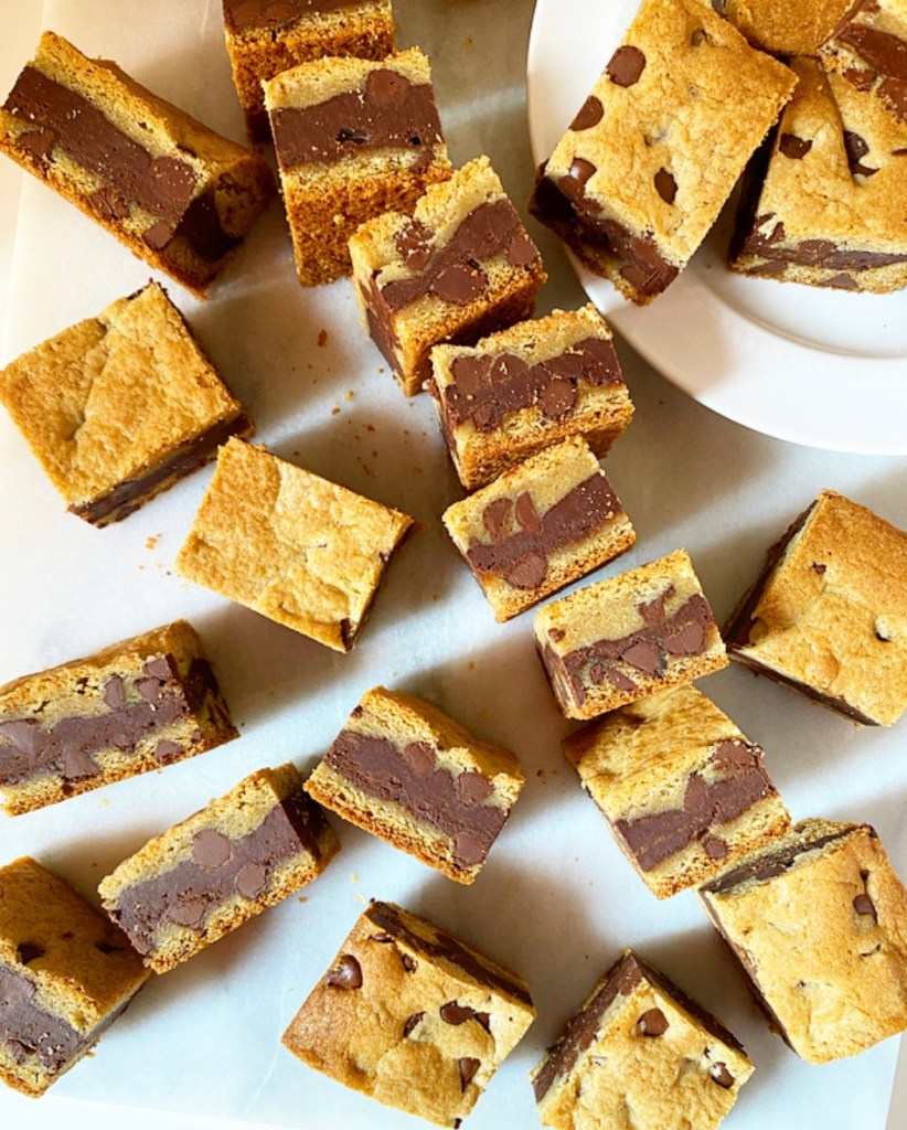 Fudge-Stuffed Chocolate Chip Cookie Bars​